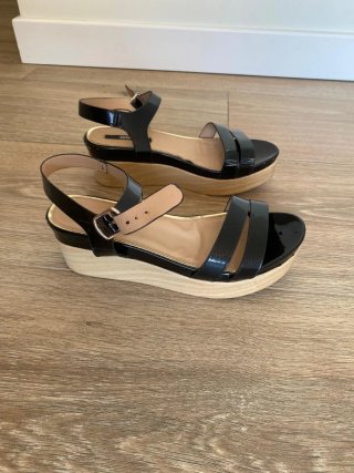 Sandalias negras de cuña
