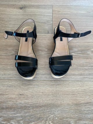 Sandalias negras de cuña