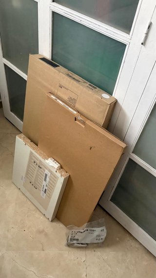 Armario de pared blanco sin abrir.