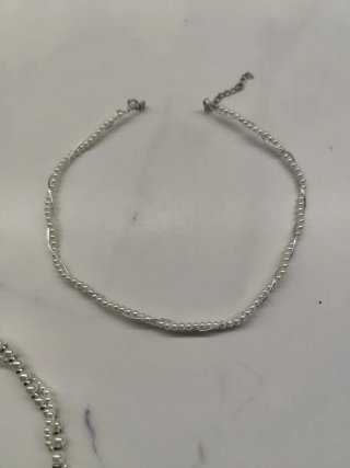 Gargantillas de perlas y plata rigidas