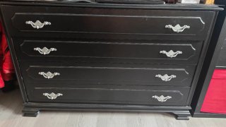 Cómoda de madera negra con tiradores plateados