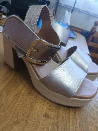 Sandalias doradas y plateadas con plataforma