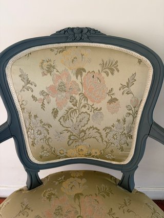 Poltrona in stile classico con rivestimento floreale