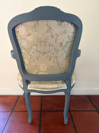 Poltrona in stile classico con rivestimento floreale