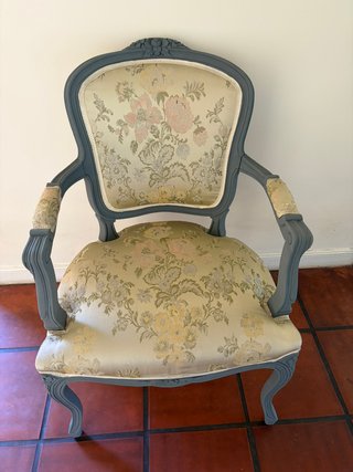 Poltrona in stile classico con rivestimento floreale