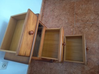Mesita de noche de madera