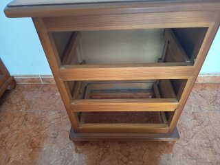 Mesita de noche de madera