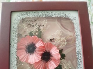 Joyero con flores rosas y mariposa