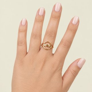 Anillo dorado con diseño de electrocardiograma