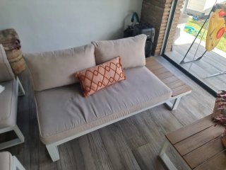 Sofá esquinero exterior beige y blanco