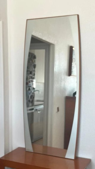 Mueble de madera con espejo