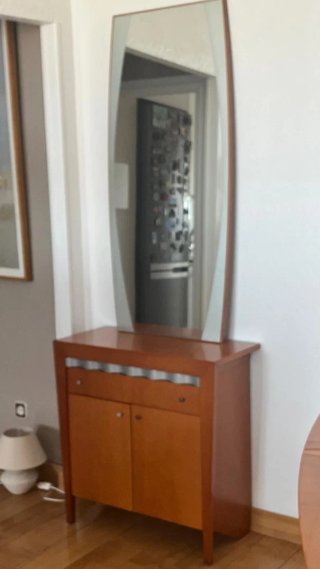 Mueble de madera con espejo