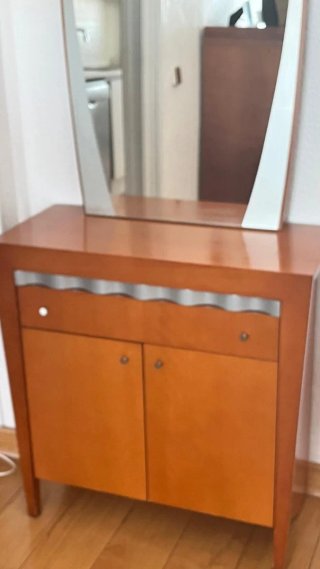 Mueble de madera con espejo