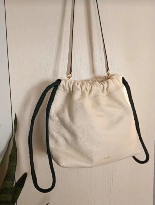 Bolso saco Uterqüe piel blanco y verde