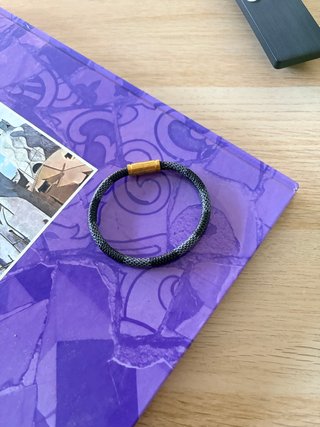 Pulsera Louis Vuitton Magnética Negra y Dorada