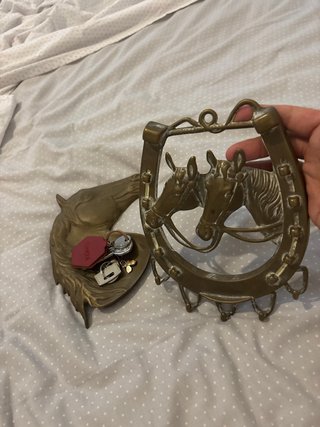 Colgador y bandeja de metal con caballos