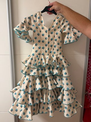 Traje de flamenca beige con lunares azules