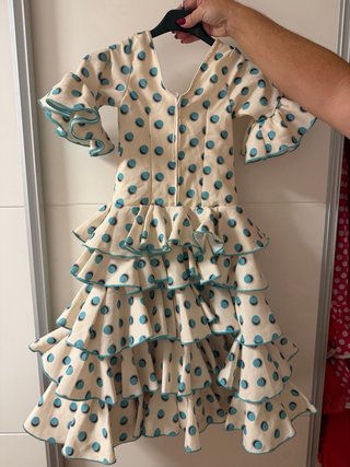 Traje de flamenca beige con lunares azules