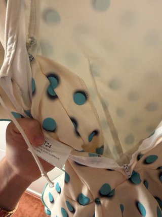 Traje de flamenca beige con lunares azules