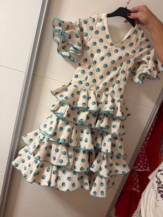 Traje de flamenca beige con lunares azules