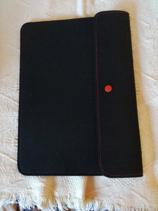 Carpeta negra con botón rojo