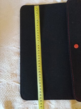 Carpeta negra con botón rojo