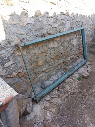 Puerta de hierro con marco
