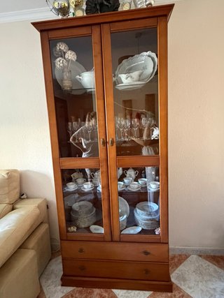 Vitrina de madera y cristal