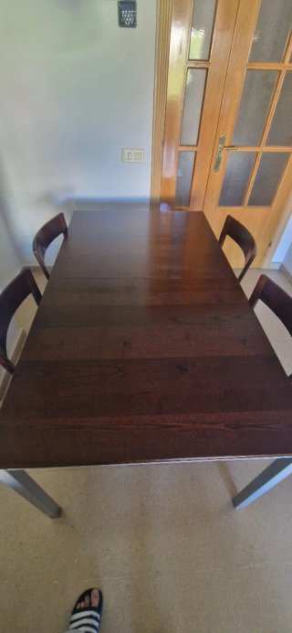 Mesa comedor y 4 sillas madera oscura