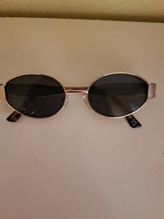 Gafas de sol doradas ovaladas