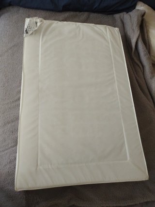 Cambiador IKEA con funda de tela blanco