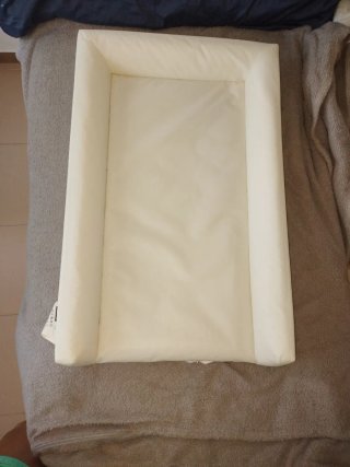 Cambiador IKEA con funda de tela blanco