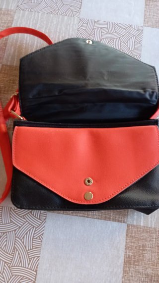 Bolso bandolera tricolor con abeja dorada