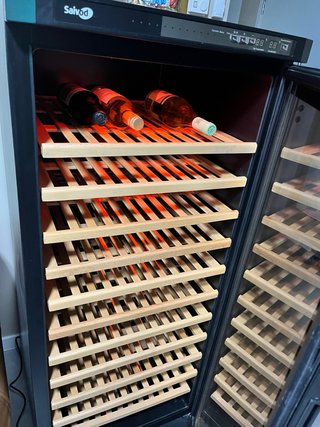 Vinoteca Salval varias botellas,