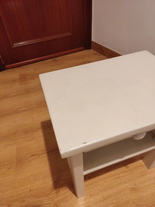Mesita de noche blanca con cajón