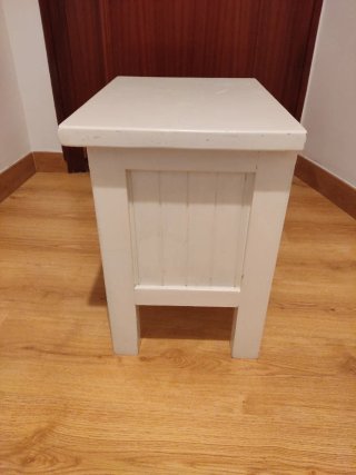 Mesita de noche blanca con cajón