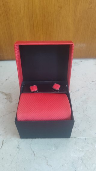Corbata y gemelos rojos