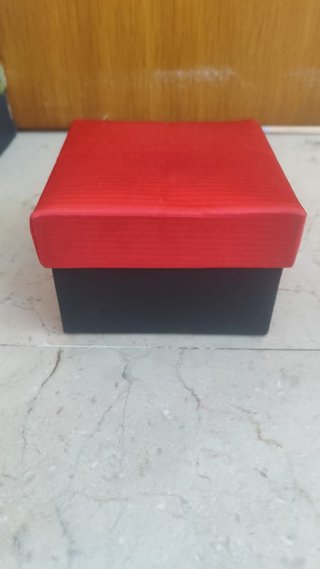 Corbata y gemelos rojos