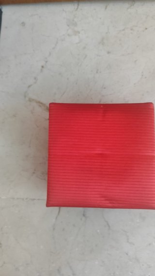 Corbata y gemelos rojos