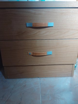 Mesita de noche madera y plástico