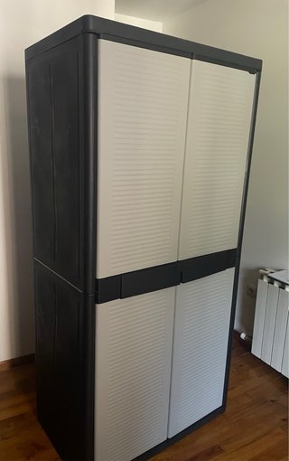 Armario de plástico gris y blanco