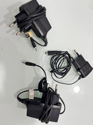 Cables varios, adaptadores, cargadores...