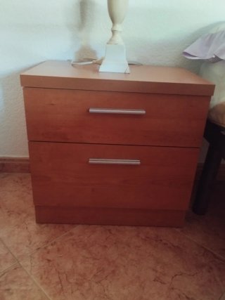 Mesita de noche madera y plástico