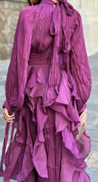 Vestido largo morado con volantes