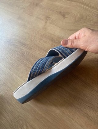 Sandalias/Chancletas azules y beige