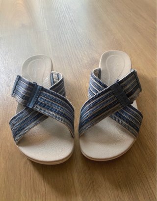 Sandalias/Chancletas azules y beige