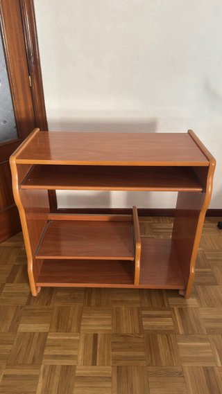 Escritorio de madera con estantes