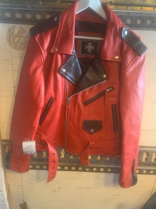 Chaqueta de cuero roja y negra