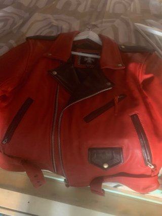 Chaqueta de cuero roja y negra