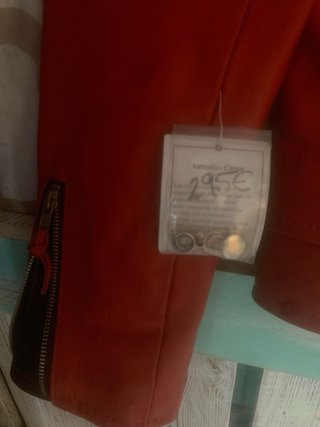 Chaqueta de cuero roja y negra